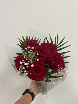 Seis Rosas Rojas Decoradas con Aderezo de Temporada