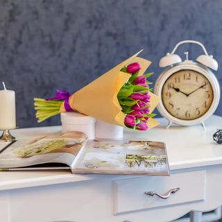 Buchet din 19 Lalele Mov în Hârtie Naturală