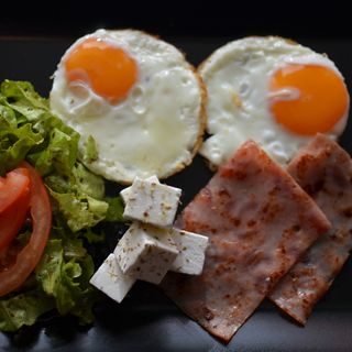 Jaja na oko sa šunkom