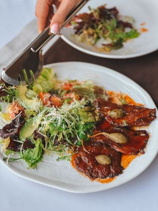 Теплый салат с кониной в имбирном соусе