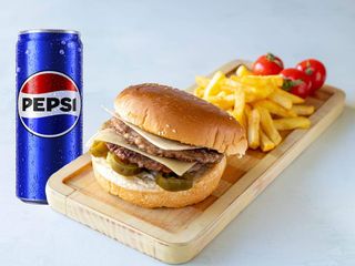 Dupli halapenjo burger, pomfrit i Pepsi