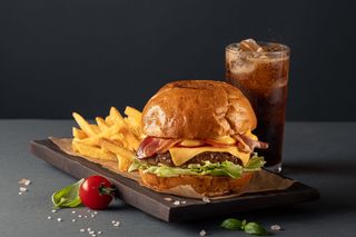 Комбо з чізбургером з яловичою котлетою та беконом