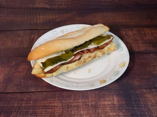 18. Bocata De Tortilla De Patatas, Bacón, Queso Y Pimientos