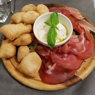 Crudo, coccoli e burrata