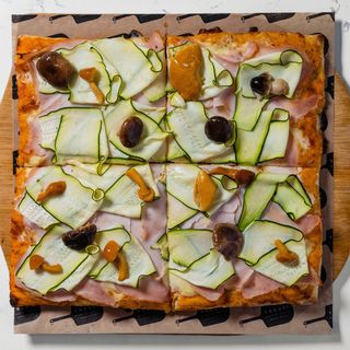 Pizza Tacchino E Zucchini Con Funghi (2 persoane)