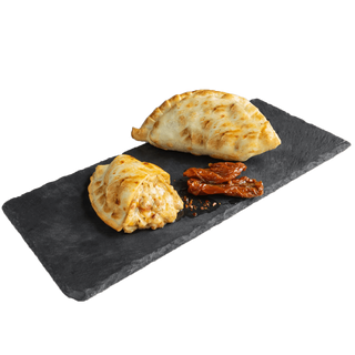 Empanada Provoleta y tomates secos