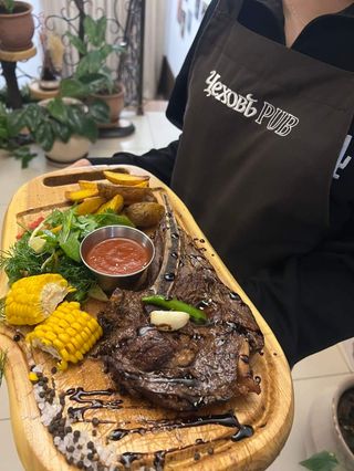 Стейк "Рибай" (550 гр.) кукуруза , микс из зелени , барбекю соус 