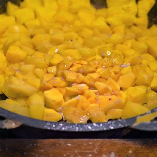 Cuburi mango la tigaie