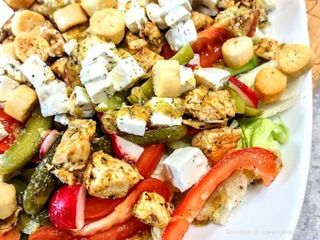 Sałatka warzywna z mięsem