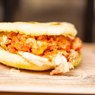 Arepa rellena con pollo mechado