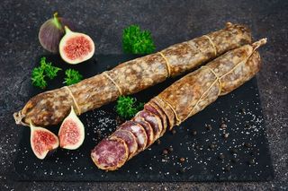 Salam Mangalitza (la bucata, greutatea in medie intre 250 – 450 grame)