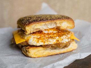 Фаундейшн мафін з м'ясною котлетою