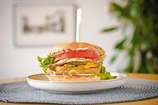 Бургер с картофено кюфте и яйце (300г)