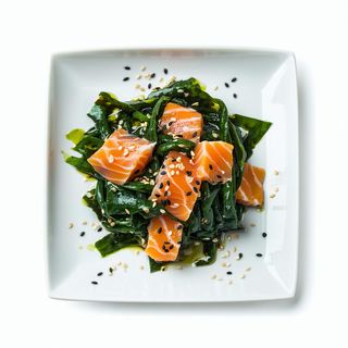Ensalada De Wakame Con Salmón