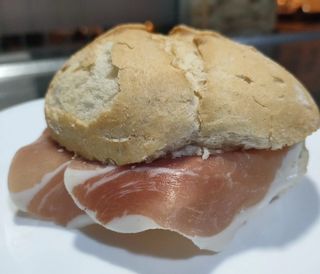 Pulga De Jamón Serrano Con Crema De Tomate