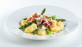 Gnocchi gorgo, crudo e asparagi