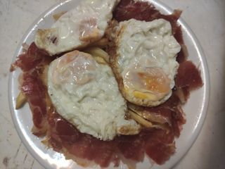Huevos Rotos Con Jamón Ibérico (Ración)