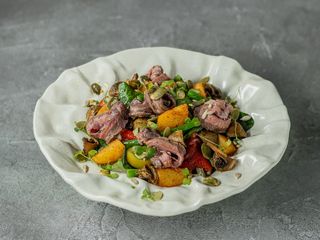 Салат з ростбіфом, печерицями, перцем та картоплею з гірчичним соусом