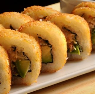 Uramaki tempura de salmón