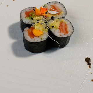 Maki de salmón con aguacate (8 pzas.)