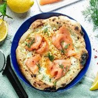 Lattuga, salmone, limone e scaglie di parmigiano