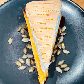 Пай с крем брюле, портокал, бял шоколад и печена тиква (120г)