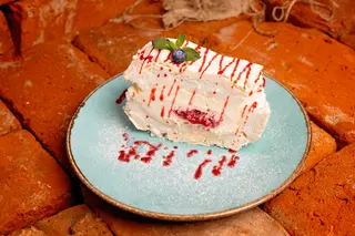 Bezea cu cremă de mascarpone și zmeură