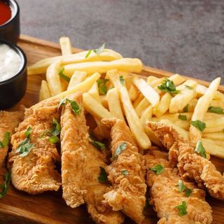 Meniu Pui Shanghai cu cartofi prăjiți și maioneza cu usturoi