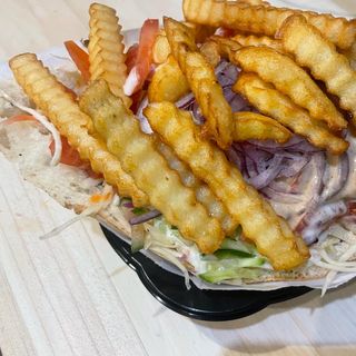 Kebab w bułce z frytkami duży