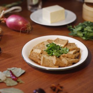 Tofu marinato con la salsa di soia e spezie