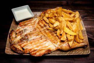 Pui pe jar scladat in mujdei cu cartofi proaspeți prăjiți și mujdei pentru 2 persoane