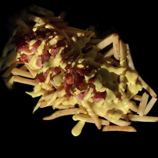 Картопля фрі з беконом у сирному соусі