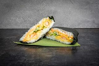 SUSHI SANDWICH z krewetkami w tempurze, ogórkiem i spicy majo