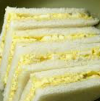 Tramezzino con uovo e salsa piccante