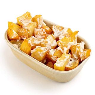 Tapa de patatas bravas con alioli