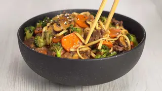 Локшина Удон з яловичиною, кукурудзою і овочами (460г)