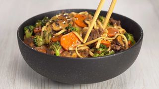 Локшина Удон з яловичиною, кукурудзою і овочами (460г)