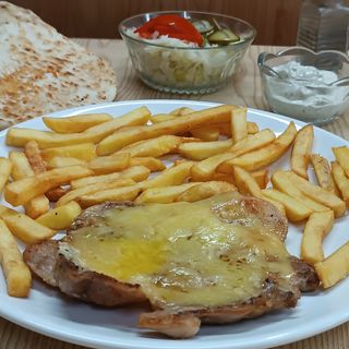 Pileće belo meso i pomfrit