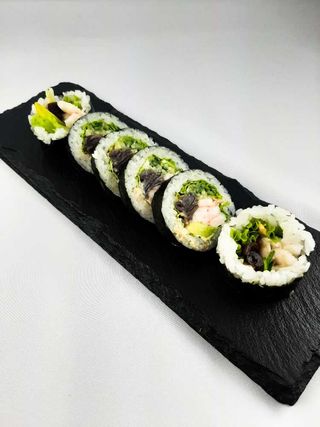 13.Futomaki z gotowaną krewetką i warzywami  6szt.