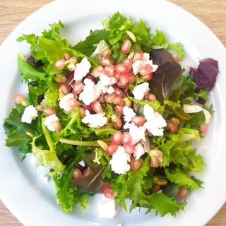 Ensalada de brotes con queso se cabra