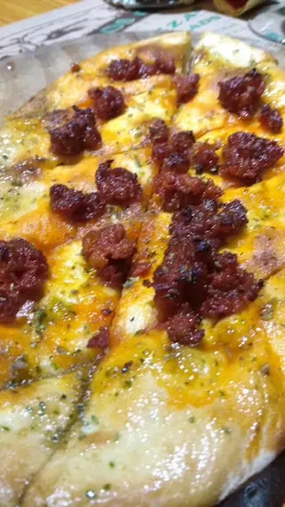 Pan de Ajo con Chorizo de Pueblo