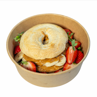 Bagel con burro di arachidi o di mandorle fatto in casa