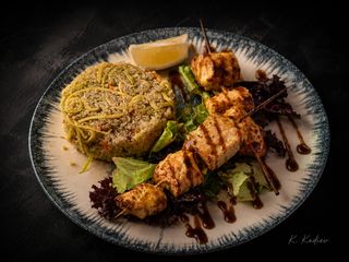 Шишчета от сьомга с терияки сос и сотирани зеленчуци с киноа 350г