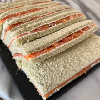 Mini Sandwich De Salmón Y Queso Crema