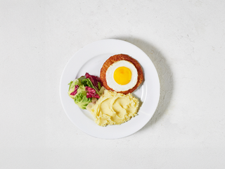 Сніданок баварський з шніцелем, картопляним пюре та салатним міксом