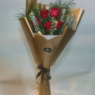 Buket 5  crvenih  kraljevskih ruza ( zlatno pakovanje )