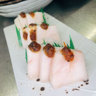 Sashimi pez mantequilla con salsa trufa. 9cortes