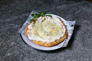 Langos cu cascaval, smantana si usturoi