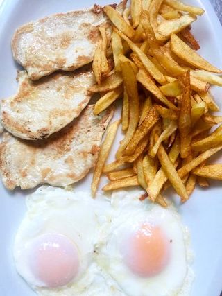 Lomo plancha con patatas y dos huevos fritos