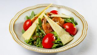 რუკოლას სალათი, კრევეტებით და პარმეზანით, თაფლის  და მდოგვის სოუსით